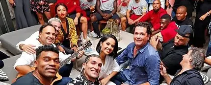 Becky G, Carlos Vives, Nicky Jam con parte de los jugadores del Barça Becky G, Carlos Vives, Nicky Jam con parte de los jugadores del Barça