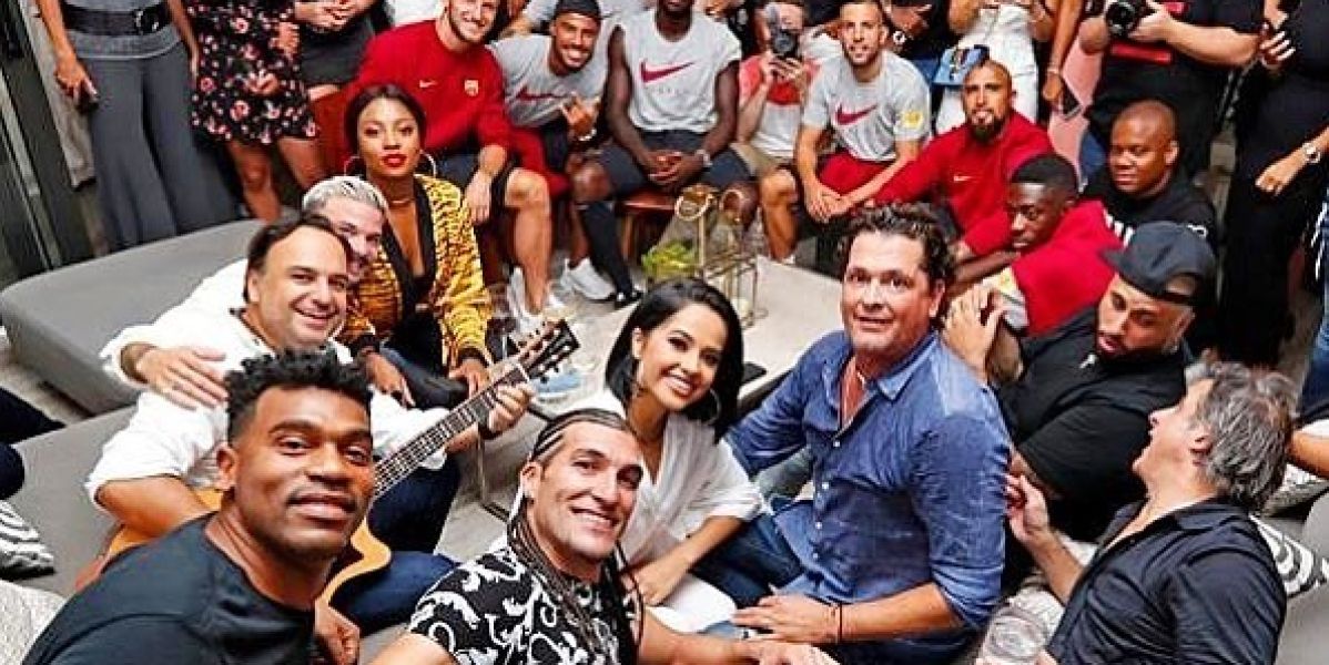Becky G, Carlos Vives, Nicky Jam con parte de los jugadores del Barça