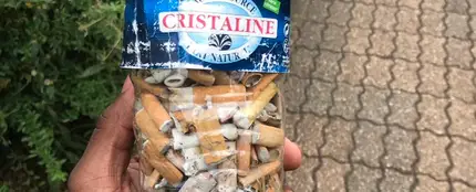 Una botella llena de colillas Una botella llena de colillas