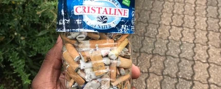 Una botella llena de colillas Una botella llena de colillas