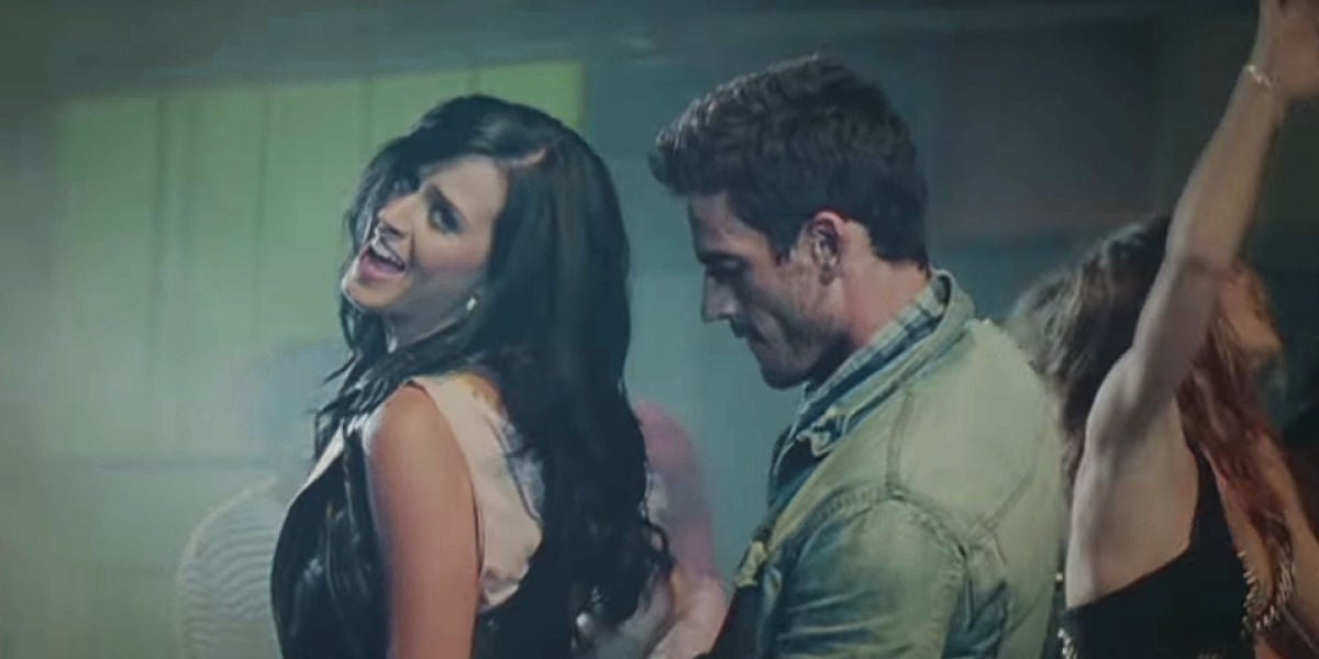 Katy Perry y Josh Kloss en el videoclip de 'Teenage Dream'