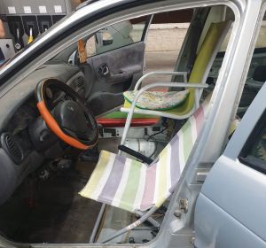 Coche con sillas de playa como asientos Coche con sillas de playa como asientos