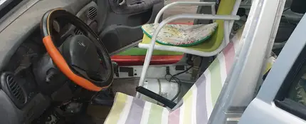 Coche con sillas de playa como asientos Coche con sillas de playa como asientos