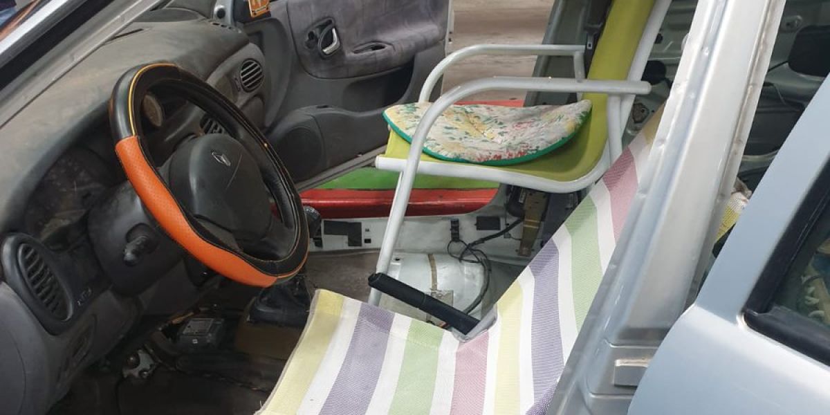 Coche con sillas de playa como asientos