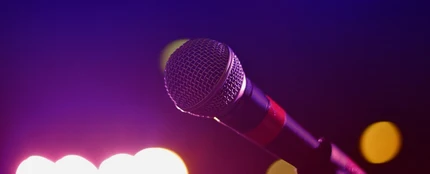 Imagen de un micrófono en un karaoke Imagen de un micrófono en un karaoke