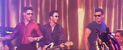 Los Jonas Brothers en el videoclip de 'Only Human' Los Jonas Brothers en el videoclip de 'Only Human'