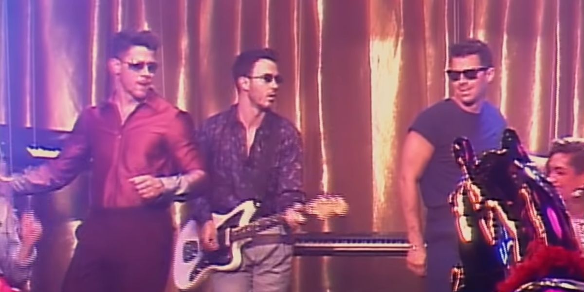 Los Jonas Brothers en el videoclip de 'Only Human'
