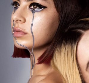 Charli XCX y Sky Ferreira en 'Cross You Out' Charli XCX y Sky Ferreira en 'Cross You Out'