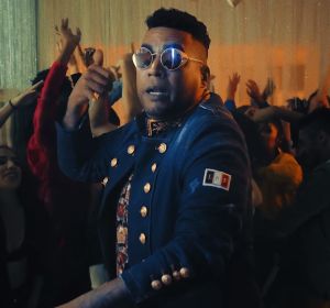 Don Omar en el vídeo de 'Vacilón' Don Omar en el vídeo de 'Vacilón'