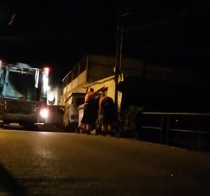 Las "lamentables" imágenes de los operarios de Limpieza de Marbella arrojando basura a un río Las "lamentables" imágenes de los operarios de Limpieza de Marbella arrojando basura a un río