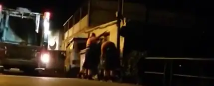 Las "lamentables" imágenes de los operarios de Limpieza de Marbella arrojando basura a un río Las "lamentables" imágenes de los operarios de Limpieza de Marbella arrojando basura a un río