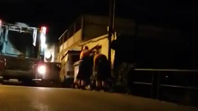 Las "lamentables" imágenes de los operarios de Limpieza de Marbella arrojando basura a un río