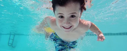 Niño en la piscina Niño en la piscina