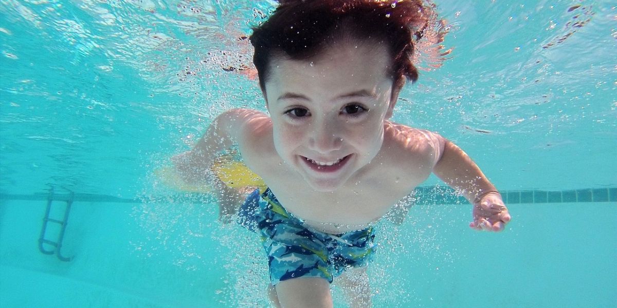 Niño en la piscina