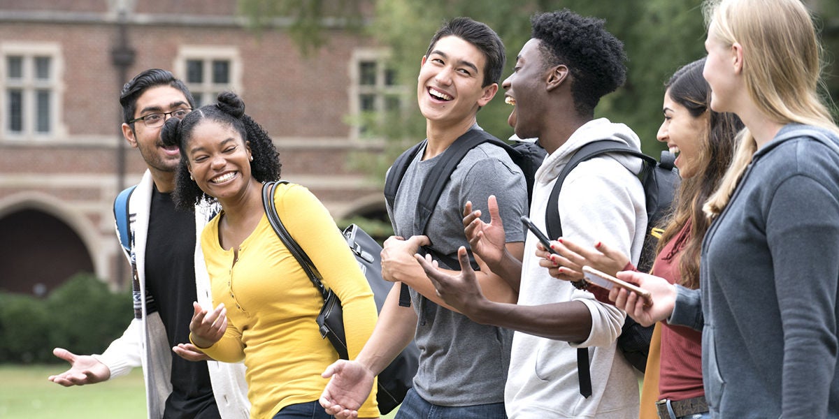 Grupo de amigos en la universidad
