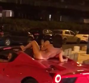 Dos hombres se pasean en Ferrari por Ibiza con una mujer desnuda sobre el coche Dos hombres se pasean en Ferrari por Ibiza con una mujer desnuda sobre el coche