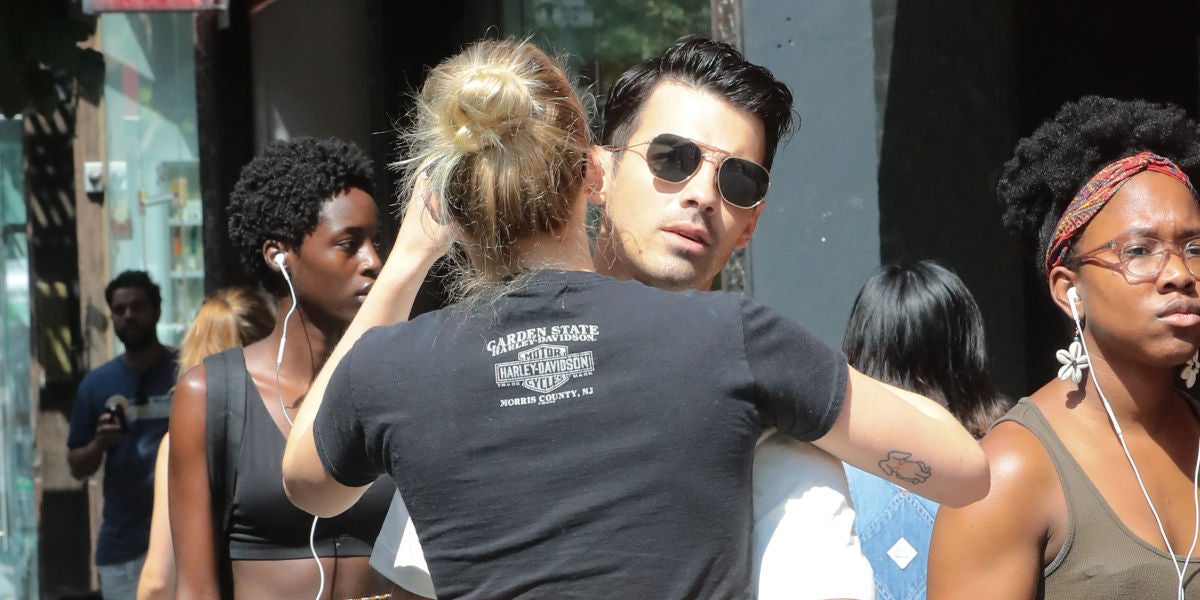 La pasión de Sophie Turner y Joe Jonas en medio de la calle