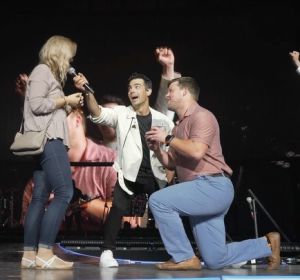 Los Jonas Brothers, testigos de una pedida de matrimonio en uno de sus conciertos Los Jonas Brothers, testigos de una pedida de matrimonio en uno de sus conciertos