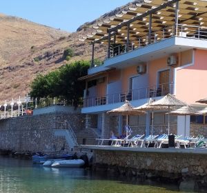 Imagen del restaurante que ha sido demolido en Albania Imagen del restaurante que ha sido demolido en Albania