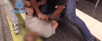 Detienen a un hombre que grabó a más de 500 mujeres por debajo de sus faldas para webs de porno Detienen a un hombre que grabó a más de 500 mujeres por debajo de sus faldas para webs de porno