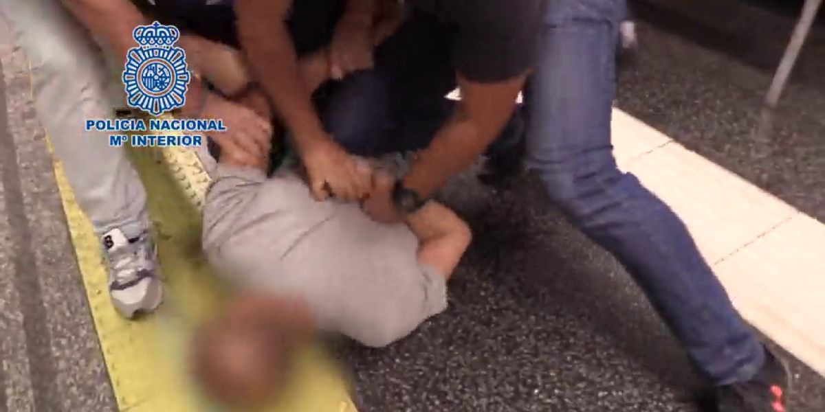 Detienen a un hombre que grabó a más de 500 mujeres por debajo de sus faldas para webs de porno