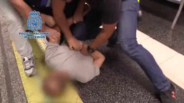 Detienen a un hombre que grabó a más de 500 mujeres por debajo de sus faldas para webs de porno
