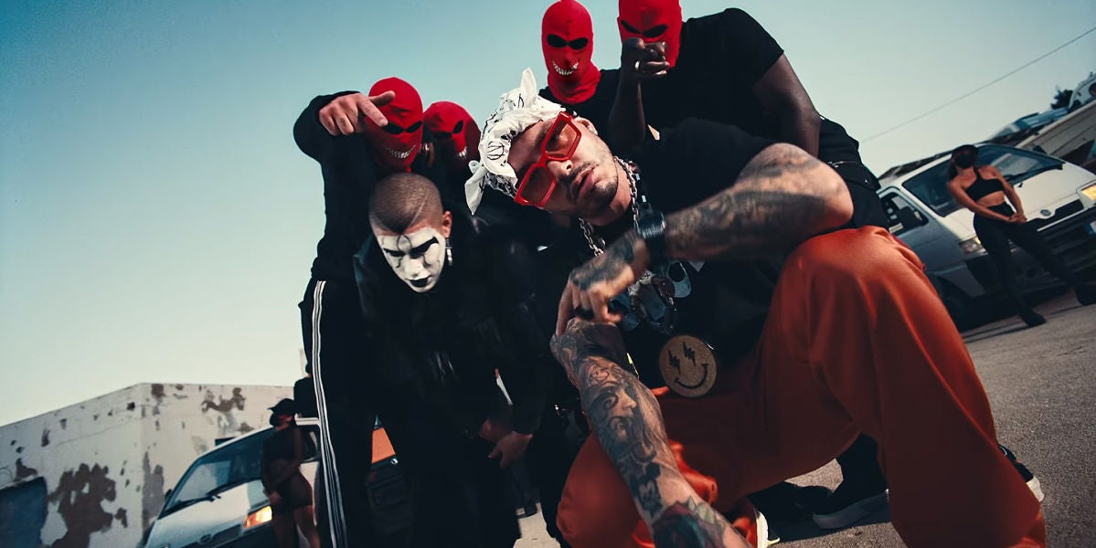 Bad Bunny y J Balvin en el vídeo de 'Cuidao por ahí'