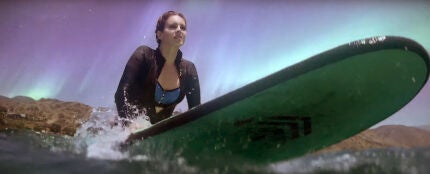 Lana del Rey haciendo surf en el v&iacute;deo de 'Fuck It I Love You &amp; The Greatest'