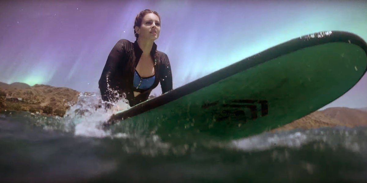 Lana del Rey haciendo surf en el vídeo de 'Fuck It I Love You & The Greatest'