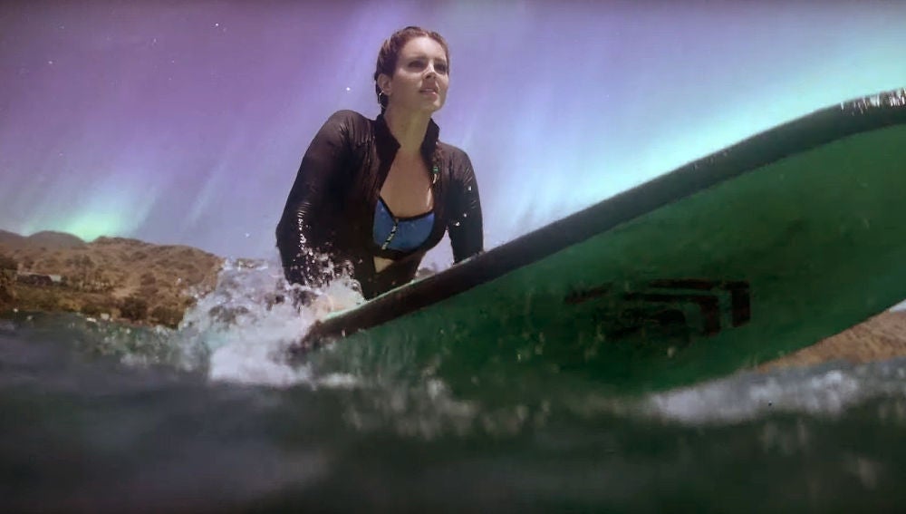 Lana del Rey haciendo surf en el vídeo de 'Fuck It I Love You & The Greatest'