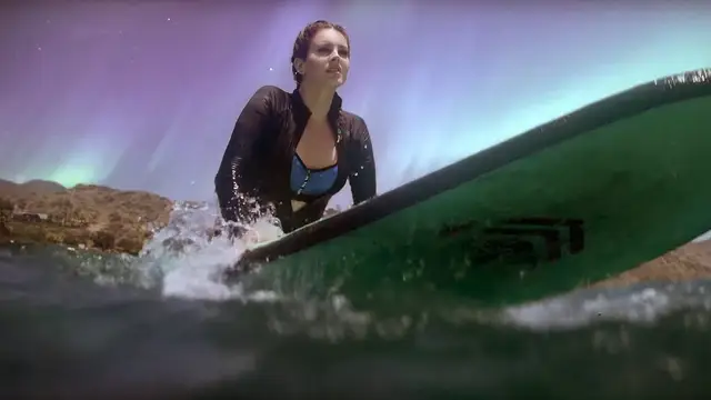 Lana del Rey haciendo surf en el vídeo de 'Fuck It I Love You & The Greatest'