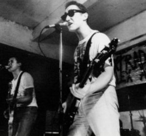 Concierto de Kortatu en el Gaztetxe de Egia, en el año 1987. Iñigo se encuentra a la derecha Concierto de Kortatu en el Gaztetxe de Egia, en el año 1987. Iñigo se encuentra a la derecha