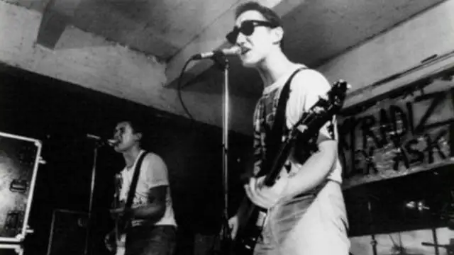 Concierto de Kortatu en el Gaztetxe de Egia, en el año 1987. Iñigo se encuentra a la derecha