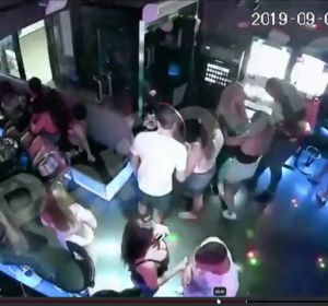 Las imágenes del apuñalamiento mortal en una discoteca del Puerto Olímpico de Barcelona Las imágenes del apuñalamiento mortal en una discoteca del Puerto Olímpico de Barcelona