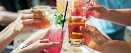personas bebiendo refrescos y alcohol personas bebiendo refrescos y alcohol