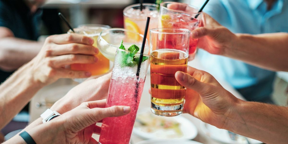 personas bebiendo refrescos y alcohol