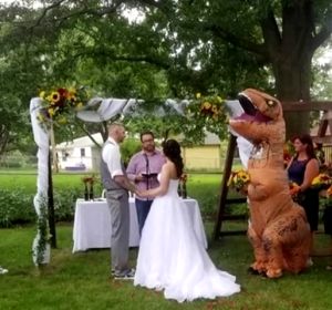 Una dama de honor se presenta en la boda de su hermana vestida de dinosaurio Una dama de honor se presenta en la boda de su hermana vestida de dinosaurio