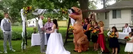 Una dama de honor se presenta en la boda de su hermana vestida de dinosaurio Una dama de honor se presenta en la boda de su hermana vestida de dinosaurio