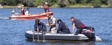 Los servicios de emergencia en las aguas del río Miño