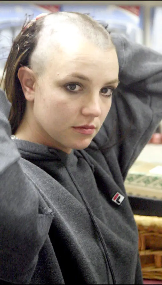 Britney Spears con el pelo rapado en 2007 Britney Spears con el pelo rapado en 2007