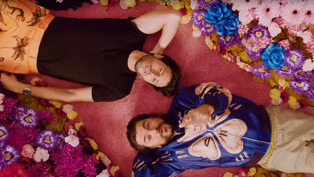 Sebastián Yatra y Juanes en el vídeo de 'Bonita'