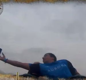 El momento en el que el hombre coge el móvil El momento en el que el hombre coge el móvil