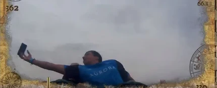 El momento en el que el hombre coge el móvil El momento en el que el hombre coge el móvil