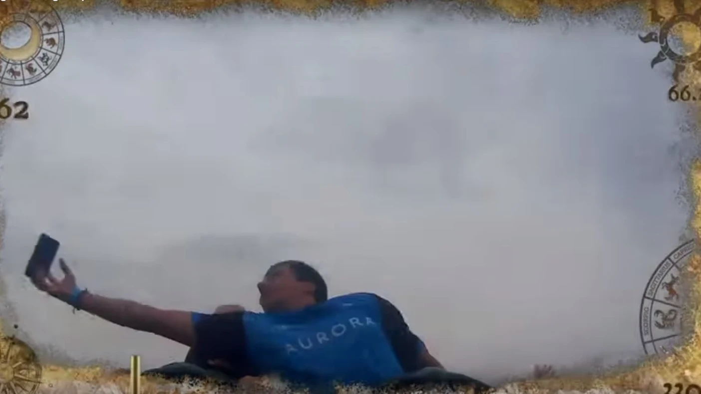 El momento en el que el hombre coge el móvil El momento en el que el hombre coge el móvil