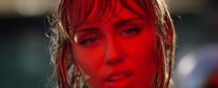 Miley Cyrus en el videoclip de 'Slide Away'