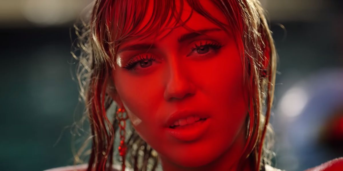 Miley Cyrus en el videoclip de 'Slide Away'