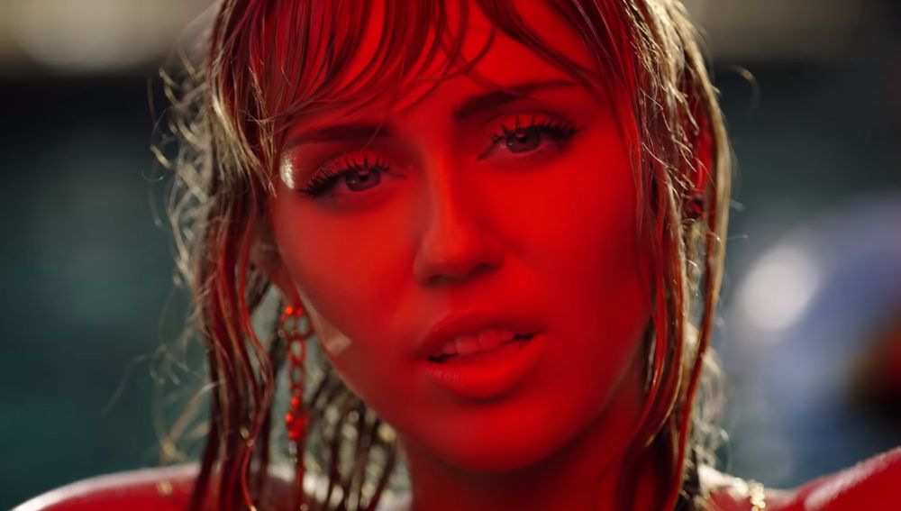 Miley Cyrus en el videoclip de 'Slide Away'