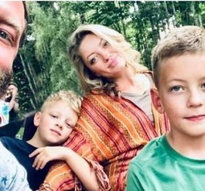 El pequeño Wiley (a la derecha) junto a sus padres y su hermano Oliver. El pequeño Wiley (a la derecha) junto a sus padres y su hermano Oliver.