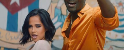 Akon y Becky G en el videoclip de &#39;Como no&#39;