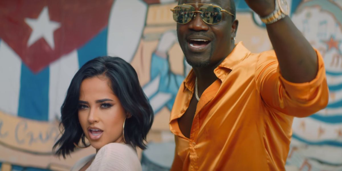 Akon y Becky G en el videoclip de 'Como no'